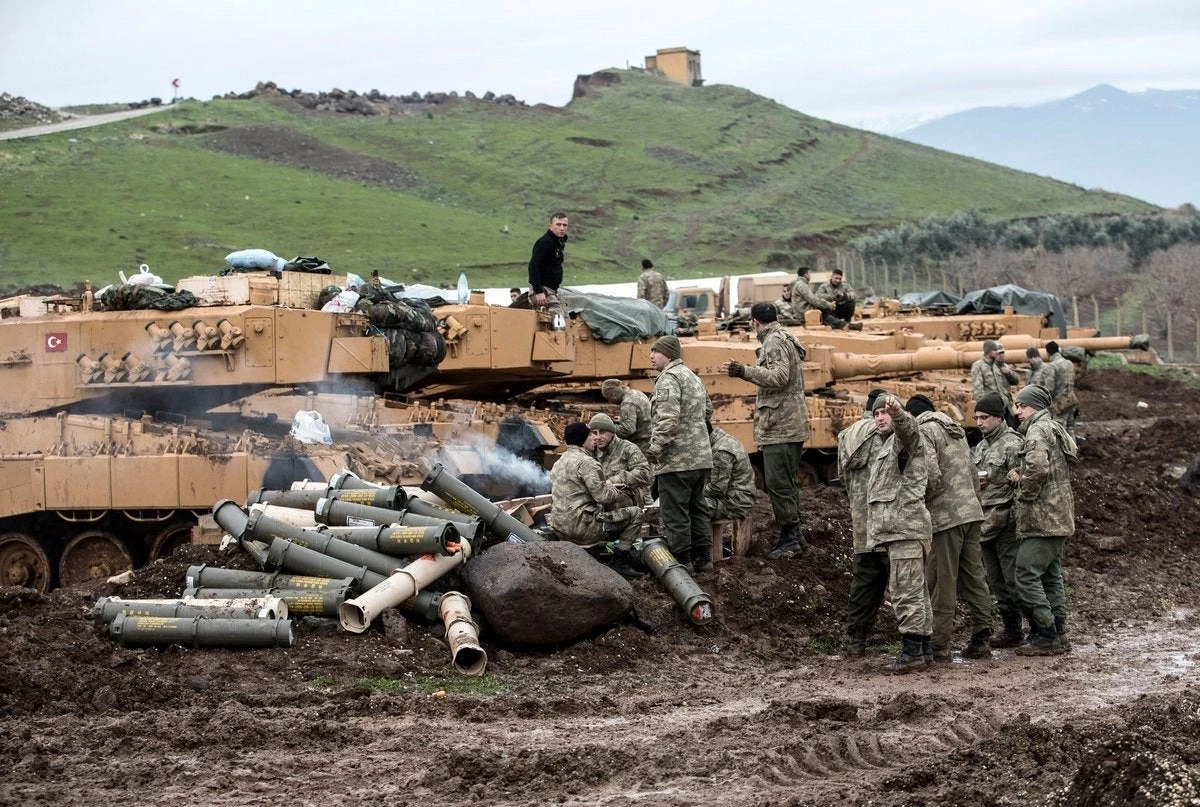 Τεράστια συγκέντρωση δυνάμεων στη Β.Συρία: Ολοταχώς για νέα σύγκρουση Τούρκων-Κούρδων – Ενισχύει τις στρατιωτικές βάσεις ο στρατός των ΗΠΑ